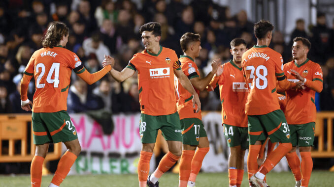 El centrocampista del Valencia Pepelu (2i) celebra tras anotar el 0-1 durante el encuentro de la Copa del Rey disputado este martes entre el CP Parla Escuela y el Valencia CF en el estadio Las Américas de Madrid. EFE/ Sergio Pérez
