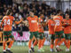 El centrocampista del Valencia Pepelu (2i) celebra tras anotar el 0-1 durante el encuentro de la Copa del Rey disputado este martes entre el CP Parla Escuela y el Valencia CF en el estadio Las Américas de Madrid. EFE/ Sergio Pérez