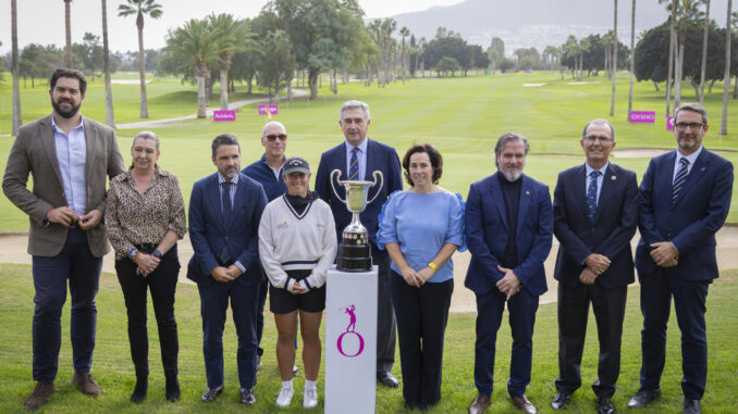 - El director del torneo y representante del Ladies European Tour Joao Pinto (4i atrás) y el vicepresidente de la Federación Española de Golf Jaime Salaverri (5i atrás) y la actual campeona de España Ana Peláez (4i) entre otros, durante la presentación del Open de España Andalucía Costa del Sol de golf que se disputará en el campo del Real Guadalhorce Club de Golf, del 28 de noviembre al 1 de diciembre. Será la última prueba del Ladies European Tour y reunirá a las 64 mejores jugadoras del ranking más 11 invitadas . EFE/Álvaro Cabrera
