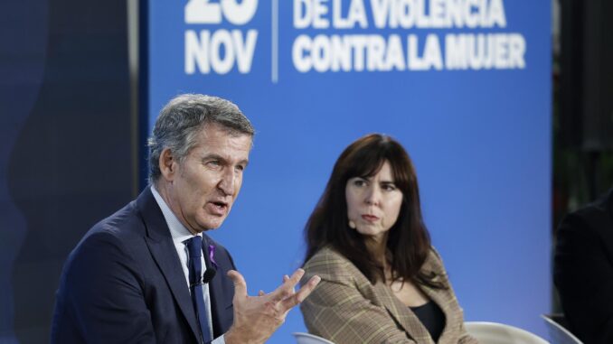 El presidente del Partido Popular, Alberto Núñez Feijóo (i), este lunes en el espacio Walkiria de Barcelona, donde modera una mesa redonda organizada por el PP con motivo del Día Internacional de la Eliminación de la Violencia contra la Mujer en la que también intervienen la vicesecretaria de Igualdad, Conciliación y Política Social, Ana Alós , y el presidente del PP de Cataluña, Alejandro Fernández.EFE/ Andreu Dalmau
