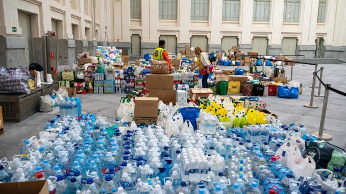 Voluntarios organizan la ayuda para los afectados de la DANA de Valencia este lunes en CentroCentro en el Palacio de Cibeles en Madrid. EFE/ Fernando Villar
