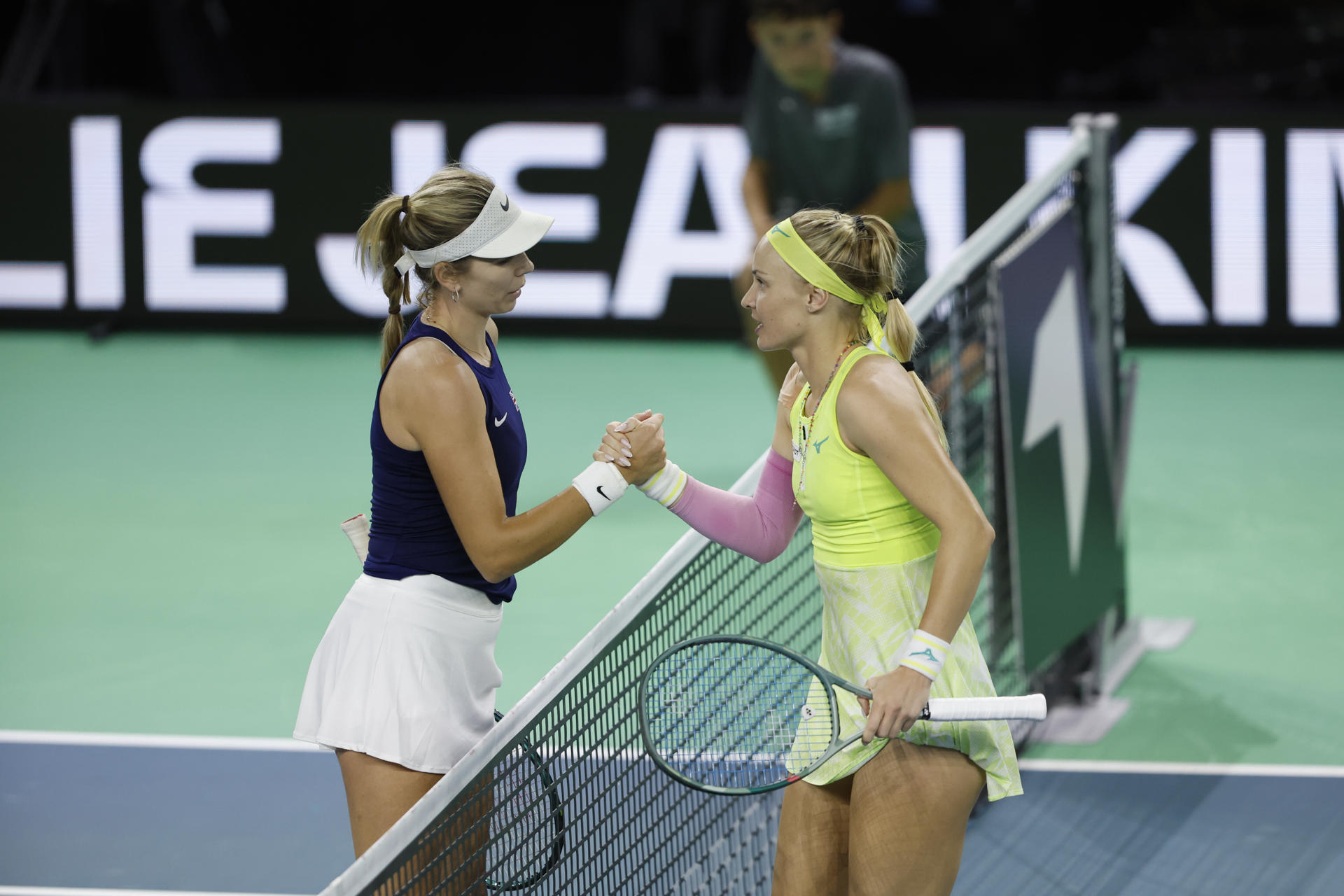 La número uno de Eslovaquia, la eslovaca Rebecca Sramkova (d), tras ganar el partido contra la número uno de Gran Bretaña y número 24 del mundo, Katie Boulter, en las semifinales de la Copa Billie Jean King femenina de tenis que enfrenta a Gran Bretaña y Eslovaquia este martes en Málaga. EFE/Jorge Zapata
