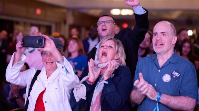 La gente vitorea mientras llegan los resultados de las elecciones en la Fiesta de Vigilancia de la Noche Electoral del Partido Demócrata de Arizona de 2024, el Día de las Elecciones en Phoenix, Arizona, EE. UU., 05 de noviembre de 2024. EFE/EPA/ALLISON DINNER
