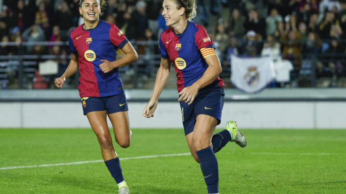 La centrocampista del Barcelona Alexia Putellas celebra tras anotar el 0-4 para su equipo durante el partido de la jornada 10 de la Liga F entre Real Madrid y Barcelona, este sábado en el Estadio Alfredo Di Stéfano de Madrid. EFE/ Juanjo Martín
