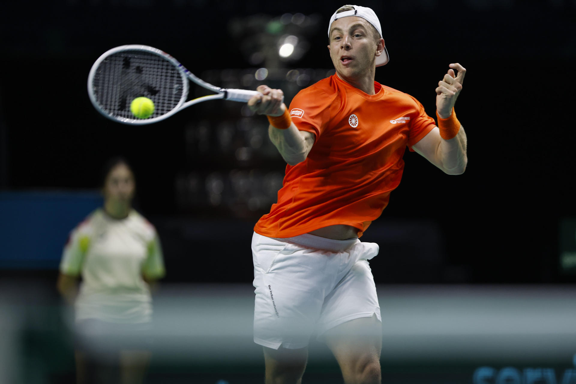 El tenista neerlandés Tallon Griekspoor ante el español Carlos Alcaraz durante el segundo partido de los cuartos de final entre los equipos de España y Países Bajos, este martes en el Palacio de los Deportes José María Martín Carpena de Málaga (Andalucía). EFE/ Jorge Zapata
