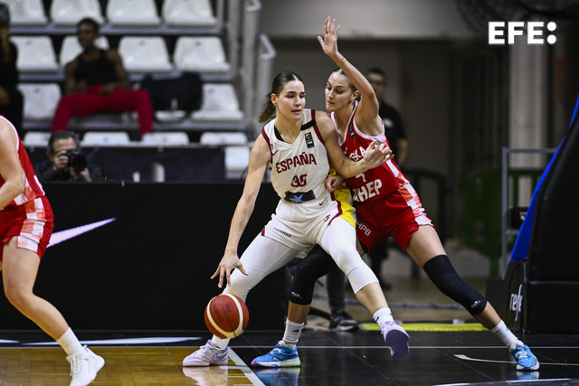 La jugadora española Nerea Hermosa (i) intenta superar a la croata Ana Marija Begic (d) durante el partido entre España y Croacia, clasificatorio para el Eurobasket femenino, este domingo en Castellón de la Plana. EFE/ Andreu Esteban
