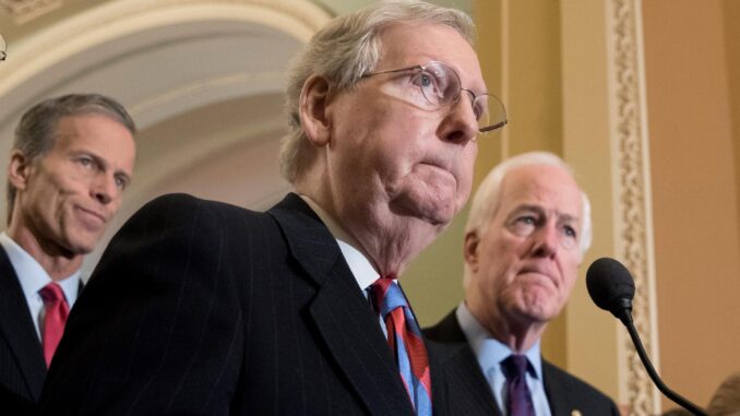 Fotografía de archivo del líder de la mayoría del Senado, el republicano Mitch McConnell (centro), en una conferencia de prensa junto al senador republicano de Dakota del Sur, John Thune (izq.), y el senador republicano de Texas, John Cornyn (der.), luego de un almuerzo de política republicana en el Senado, en Capitol Hill en Washington, DC, EE. UU.. EPA/Michael Reynolds
