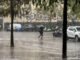 Una persona camina bajo la lluvia en Barcelona bajo la lluvia. EFE/Alberto Estévez