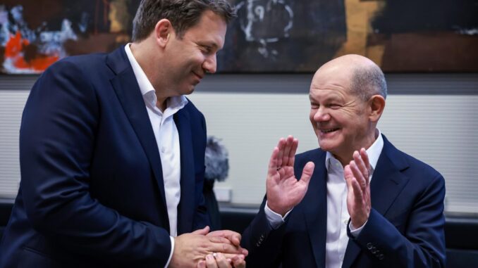 El canciller alemán Olaf Scholz (d) y el copresidente del Partido Socialdemócrata (SPD), Lars Klingbeil (i), asisten a una reunión de fracción en Berlín, Alemania. EFE/EPA/CLEMENS BILAN
