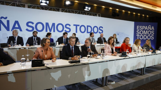 El líder del PP, Alberto Núñez Feijóo (c) junto al secretario de organización, Elías Bendodo (c-d) y la presidenta del partido, Cuca Gamarra (c-i) durante la reunión de la Junta Directiva Nacional del partido en Madrid este lunes. EFE/ Javier Lizón
