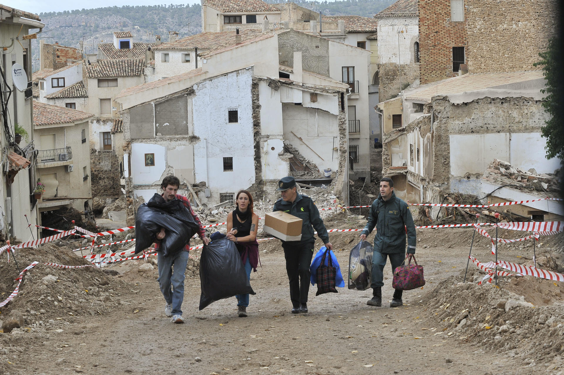 Los residentes de treinta viviendas de Letur (Albacete), que no resultaron gravemente dañadas por las inundaciones del martes 29 de octubre pero que sí tienen restringido el paso, han podido acceder este domingo a sus viviendas para recoger algunos enseres y objetos personales. EFE/ Manu
