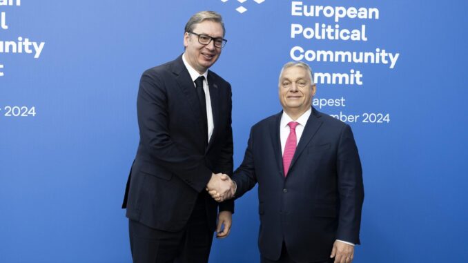 El primer ministro húngaro, Viktor Orban, (d), da la bienvenida al presidente serbio, Aleksandar Vucic, a la cumbre de la Comunidad Política Europea (CPE) Budapest, el 7 de noviembre de 2024. EFE/EPA/VIVIEN CHER BENKO - USO EDITORIAL SOLAMENTE - SIN VENTA USO EDITORIAL SOLAMENTE/SIN VENTA USO EDITORIAL SOLAMENTE/SIN VENTA
