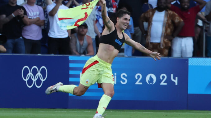 El jugador español Sergio Camello celebra su segundo gol ante Francia durante la prorroga del partido por la medalla de oro de los Juegos Olímpicos de París 2024 en el Parc des Princes, de Paris . EFE/ Kiko Huesca
