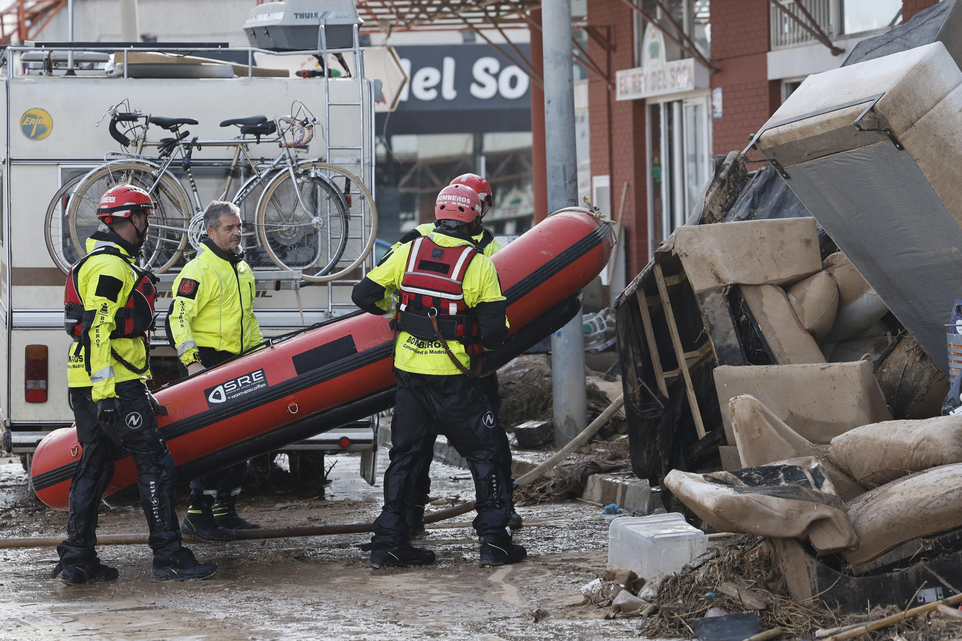 Efectivos del cuerpo de bomberos de la Comunidad de Madrid trabajan en Alfafar (Valencia), este viernes. EFE/ Kai Försterling
