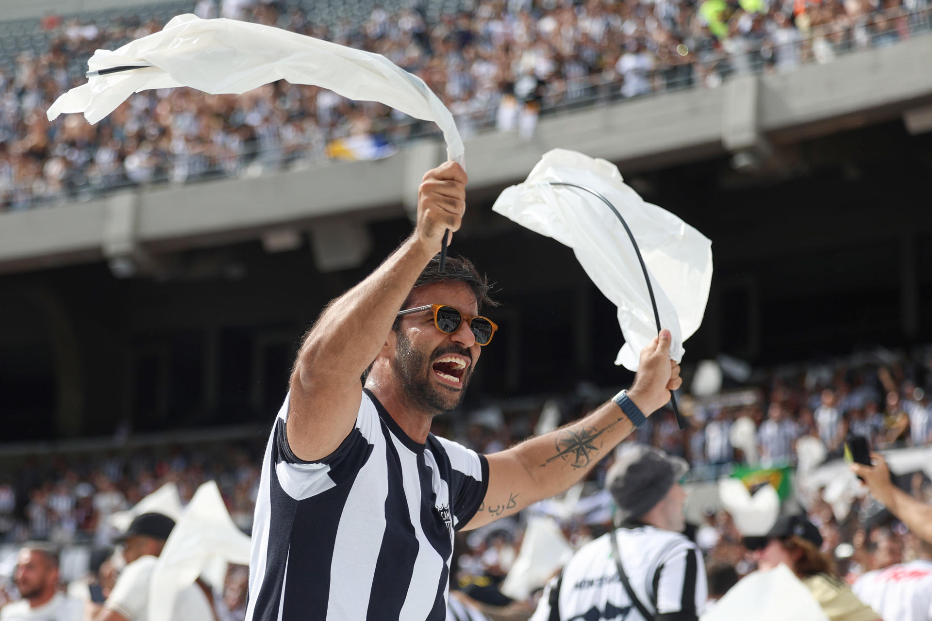 Un hincha de Mineiro asiste a la final de la Copa Libertadores entre Atlético Mineiro y Botafogo en el estadio Mâs Monumental en Buenos Aires (Argentina). EFE/ Juan Ignacio Roncoroni
