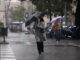 Una mujer se protege de la lluvia en el centro de Barcelona este lunes cuando las comarcas de del Garraf y del Barcelonès, en Barcelona, están en aviso rojo de la Agencia Estatal de Meteorología (Aemet), y la Generalitat ha enviado una alerta a los teléfonos móviles por la llegada de lluvias continuadas y torrenciales. EFE/Alberto Estévez