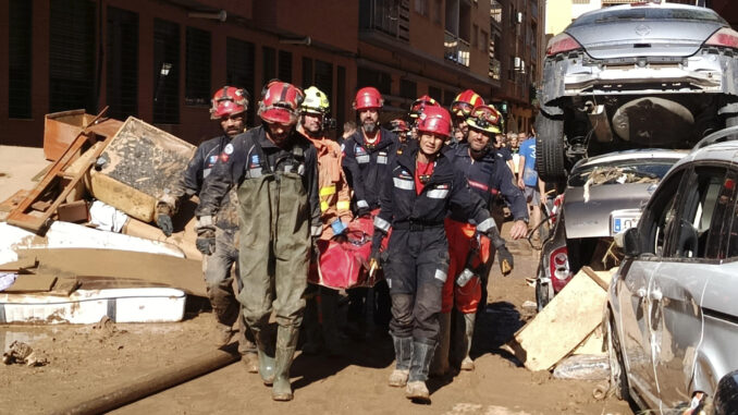 Expertos en Rescate de la Comunidad de Madrid ayudan en las labores de búsqueda y rescate de víctimas en Valencia. EFE/ Comunidad de Madrid 
SOLO USO EDITORIAL/SOLO DISPONIBLE PARA ILUSTRAR LA NOTICIA QUE ACOMPAÑA (CRÉDITO OBLIGATORIO)
