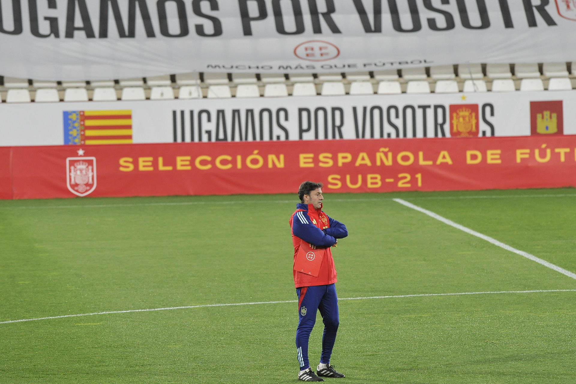 El seleccionador español sub-21, Santi Denia, dirige un entrenamiento este lunes, en el Carlos Belmonte de Albacete (Castilla la mancha). Denia, ha afirmado que "será un orgullo" sentarse este martes en el banquillo del Carlos Belmonte como entrenador principal del combinado nacional, en el partido amistoso ante la selección de Dinamarca.EFE/ Manu
