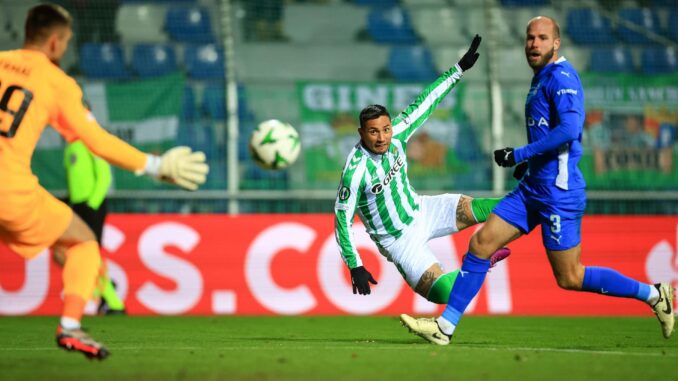 El Betis defraudó de nuevo en la Liga Conferencia y, en un pésimo partido, encajó su segunda derrota en la cuarta jornada al caer por 2-1 ante el Mladá Boleslav checo, que remontó en solo tres minutos el gol en el 17 del argentino Giovani Lo Celso -expulsado en la recta final- con tantos de Vojta (m.51) y Vydra (m.54). EFE/EPA/MARTIN DIVISEK
