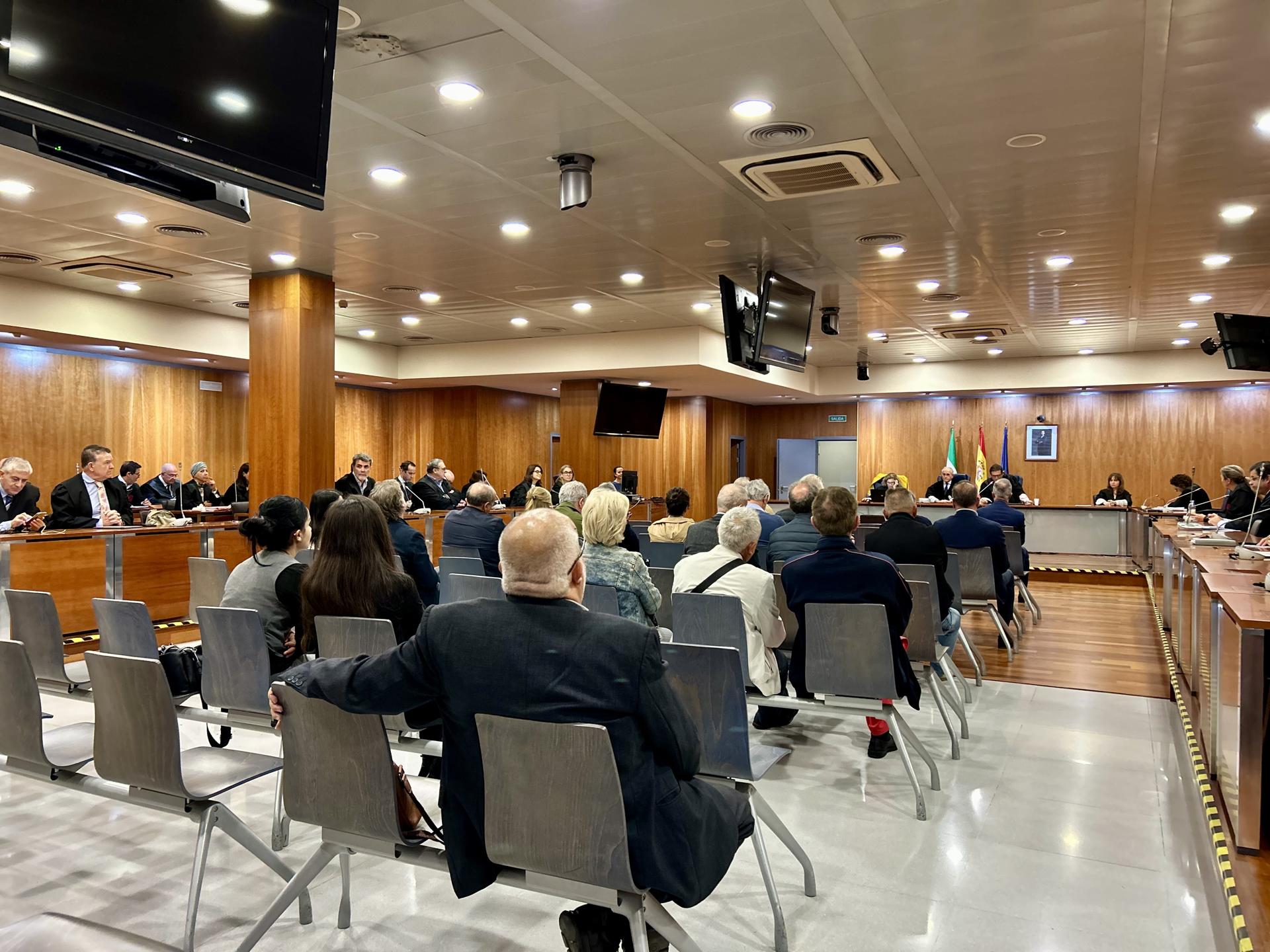 Sala de los juzgados donde se ha hecho pública la sentencia del macrojuicio por el caso Astapa contra la corrupción política-urbanística, con 37 procesados, entre ellos el exalcalde socialista de Estepona (Málaga) Antonio Barrientos, que ha sido condenado a cinco meses y siete días de suspensión de empleo y cargo público por un delito continuado de cohecho y a una multa de 40.000 euros, este viernes en Málaga. EFE/Esther Gómez
