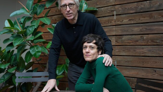 El novelista y cineasta David Trueba (i) lleva este domingo 17 de noviembre al festival Temporada Alta su debut como director teatral con 'Los guapos', una historia protagonizada por Anna Alarcón (d) y Vito Sanz que relata el reencuentro de dos vidas ligadas por la amistad y la memoria.EFE/ Enric Fontcuberta
