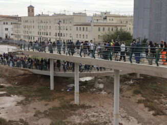 Miles de personas se desplazan desde Valencia a La Torre para ayudar a los afectados por las inundaciones causadas por la DANA, este viernes. EFE/Ana Escobar