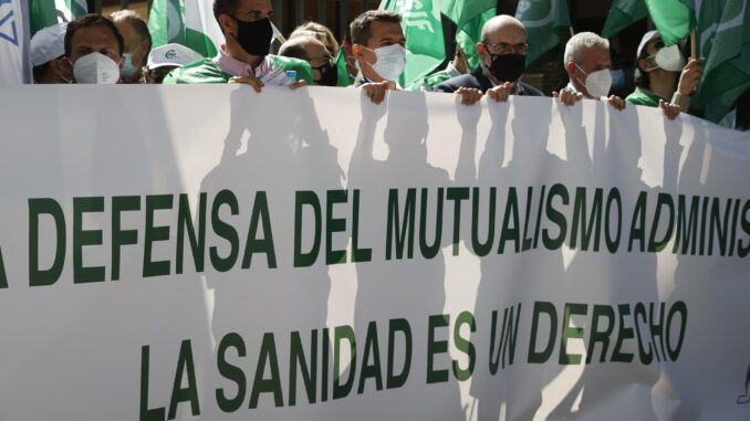 Imagen de archivo de una concentración frente a la Dirección General de MUFACE. EFE/ Emilio Naranjo
