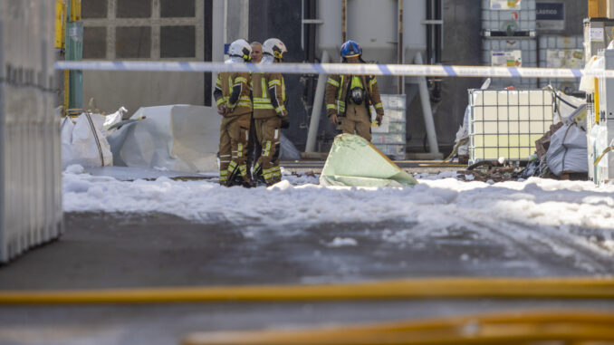 Varios bomberos trabajan en la zona después de que una caldera de iso-butanol, situada en las dependencias de una empresa de productos químicos de Toledo, haya explotado este miércoles hiriendo a tres personas, al tiempo que ha generado un incendio que de momento no se ha extendido a otras instalaciones industriales de la zona. EFE/ Ángeles Visdómine
