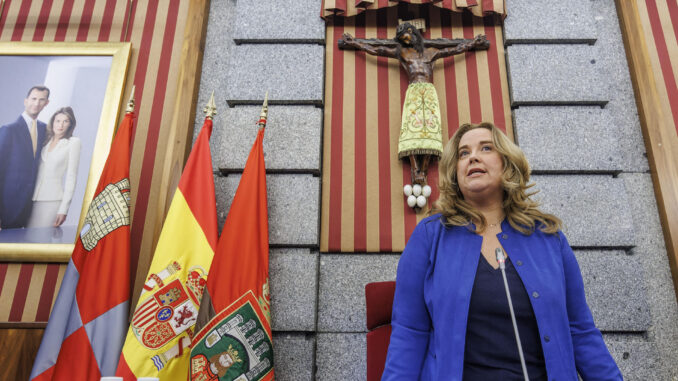 La alcaldesa de Burgos, Cristina Ayala, durante el pleno municipal en el que sus socios de gobierno, de VOX, han votado en contra del presupuesto para el año 2025. EFE/Santi Otero
