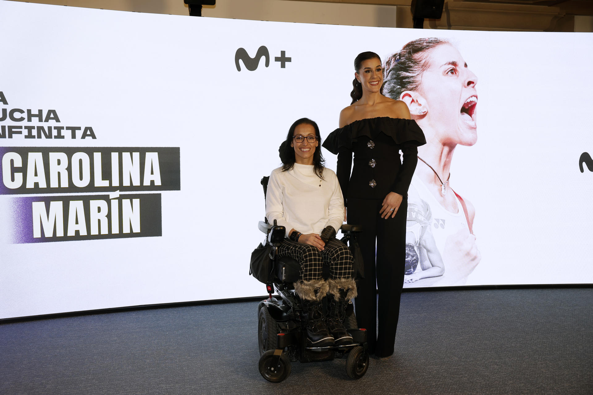 La jugadora de badminton Carolina Marín (d) y la deportista paralímpica Teresa Perales durante su asistencia a la presentación del documental “Carolina Marín: La lucha infinita”, este martes en Madrid. EFE/ Juanjo Martin
