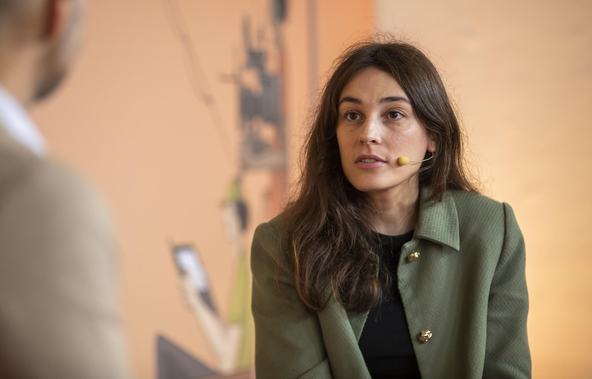 La directora española de cine Sandra Romero durante la presentación de su película 'Por donde pasa el silencio', a la Sección Acento, en la 50 edición del Festival de Cine Iberoamericano de Huelva, este lunes en la Casa Colón de la capital onubense. EFE/ Julián Pérez
