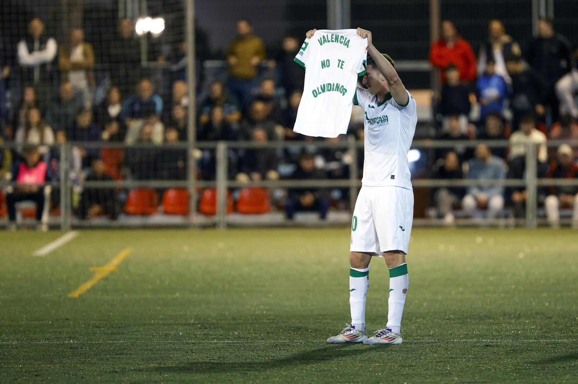 El delantero turco del Getafe Bertuğ Yıldırım homenajea a las víctimas de la dana en Valencia tras marcar el 0-1 durante el encuentro de primera ronda de Copa del Rey entre Manises CF y Getafe CF, este martes en el campo Vicente Martínez Catalá de Manises (Valencia). EFE/ Manuel Bruque
