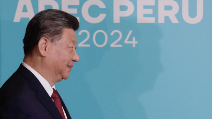 El presidente de la República Popular China, Xi Jinping (i), llega al Centro de Convenciones para participar en la cumbre de líderes del Foro de Cooperación Económica Asia Pacífico (APEC) este sábado en Lima (Perú). EFE/ Carlos Ortega
