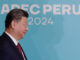 El presidente de la República Popular China, Xi Jinping (i), llega al Centro de Convenciones para participar en la cumbre de líderes del Foro de Cooperación Económica Asia Pacífico (APEC) este sábado en Lima (Perú). EFE/ Carlos Ortega