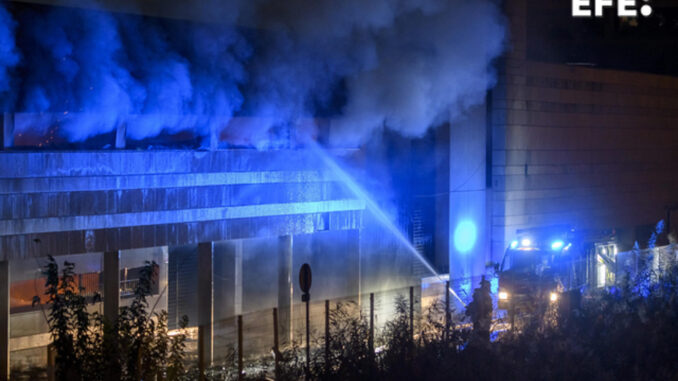 Efectivos de Bomberos Sevilla con apoyo de la Policía Local y Protección Civil están interviniendo este sábado en un incendio registrado en la avenida Camino de los Descubrimientos de la capital hispalense, en el entorno del auditorio Rocío Jurado, que está motivando presencia importante de humo en algunos barrios. EFE/Raúl Caro
