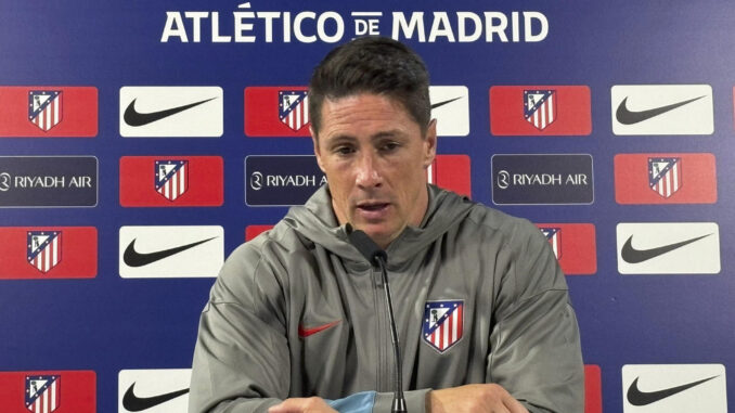 Fernando Torres, entrenador del Atlético de Madrid B, en rueda de prensa tras su partido frente al Real Madrid, este sábado. El entrenador ha mandado un mensaje de apoyo y fuerza a los familiares de los fallecidos y afectados por la DANA en Valencia. EFE/ Óscar Maya
