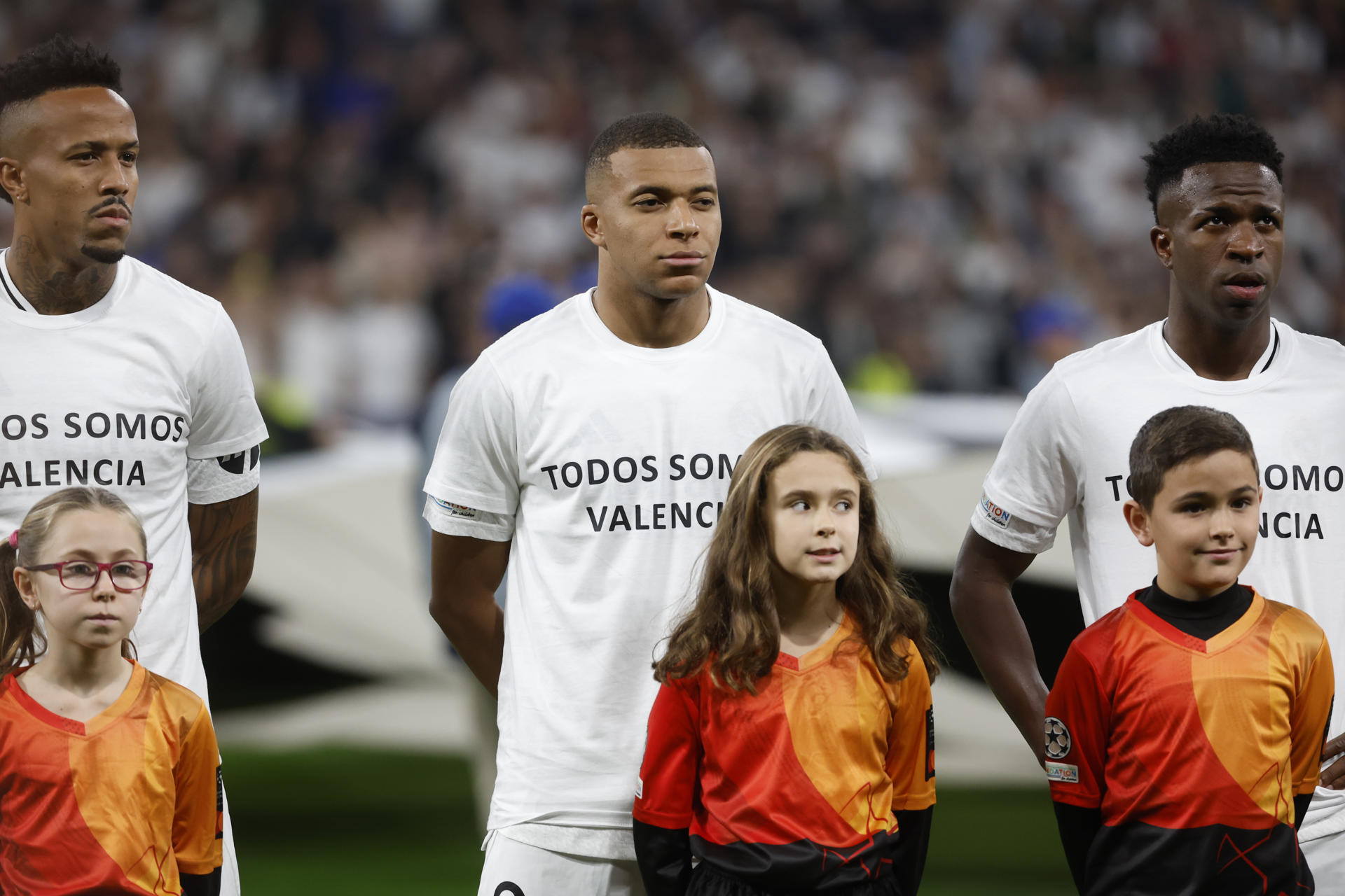 Los jugadores del Real Madrid (i-d) Éder Militao, Kylian Mbappé y Vinicius Junior, antes del partido de la Liga de Campeones que Real Madrid y AC Milán disputan este martes en el estadio Santiago Bernabéu. EFE/Juanjo Martín
