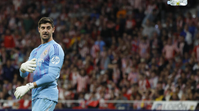 Thibaut Courtois retira un objeto lanzado desde el fondo sur del Metropolitano en el derbi del pasado 29 de septiembre. EFE/Ballesteros
