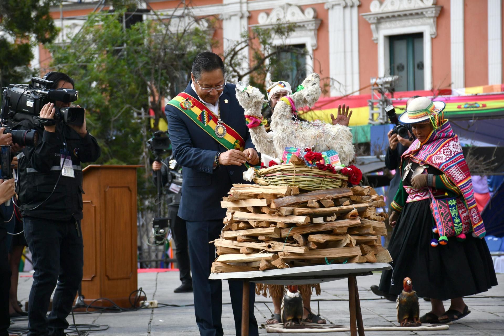 El presidente de Bolivia Luis Arce (c), participa en una ceremonia ancestral para entregar una ofrenda a la Madre Tierra este viernes en La Paz (Bolivia). El presidente de Bolivia, Luis Arce, inició este viernes su quinto y último año de gestión con una ofrenda a la 'Pachamama' o Madre Tierra y un llamado a la unidad ante quienes "intentan socavar" la democracia, en medio de la pugna que tiene con el exmandatario Evo Morales (2006-2019) quien es el líder del oficialismo. EFE/Stringer
