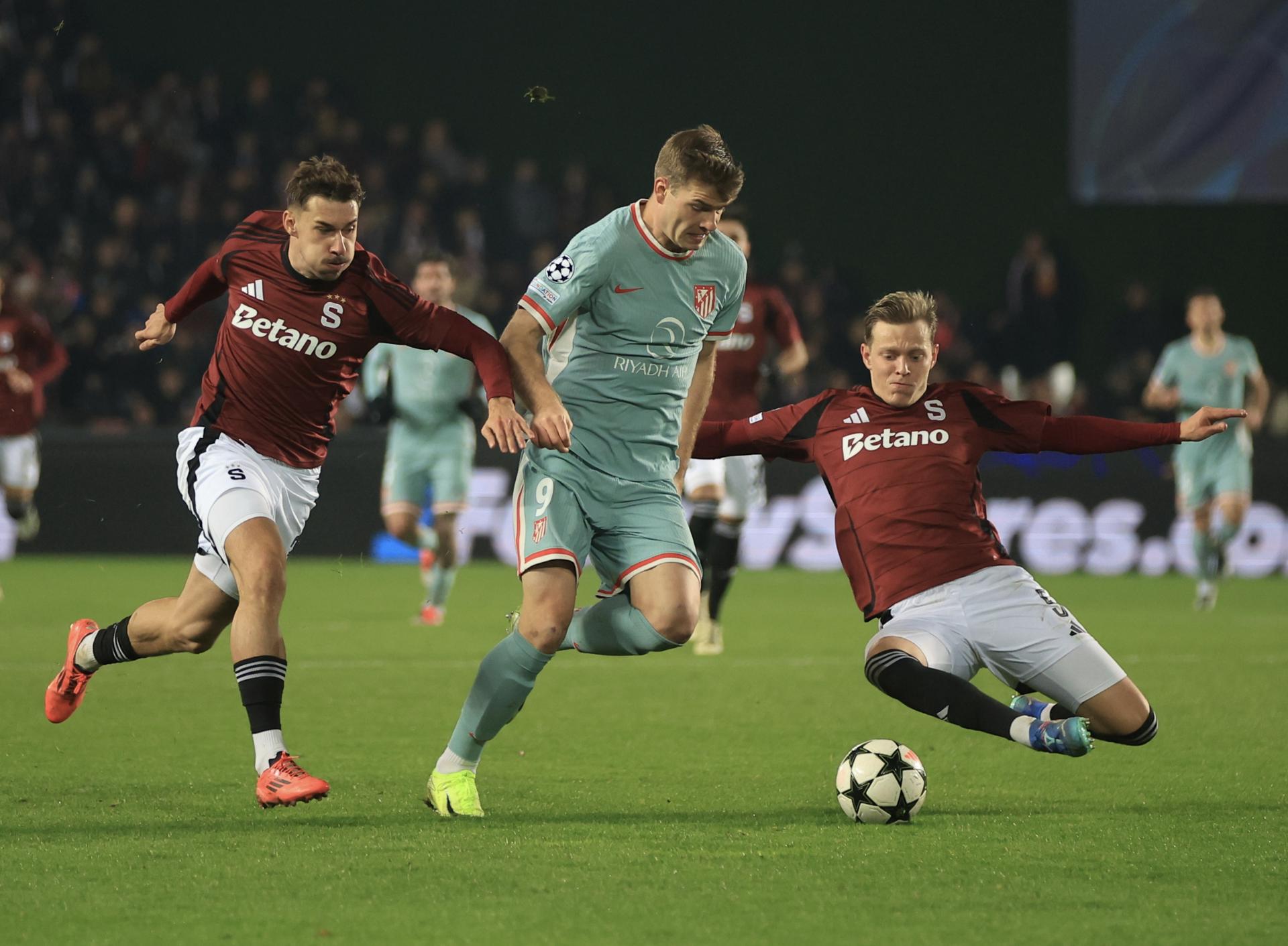 Los jugadores del Sparta Matej Rynes (I) y Mathias Ross (R) tratan de frenar a Alexander Sorloth durante el partido de la UEFA Champions League que ha  jugado Sprta de Praga y Atlético de Madrid en Praga, República Checa. EFE/EPA/MARTIN DIVISEK
