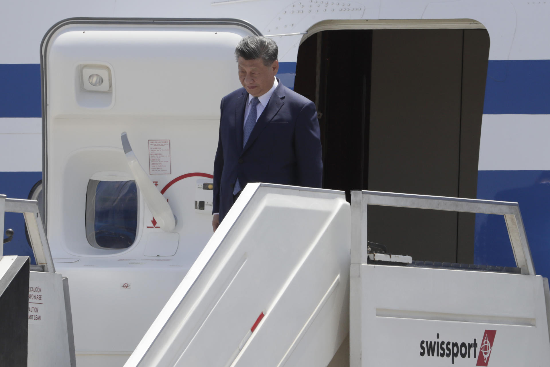 El presidente de la República Popular de China, Xi Jinping (c), desciende del avión a su llegada durante una visita oficial este jueves en la Base Aérea del Callao en Lima (Perú). EFE/ Carlos Ortega
