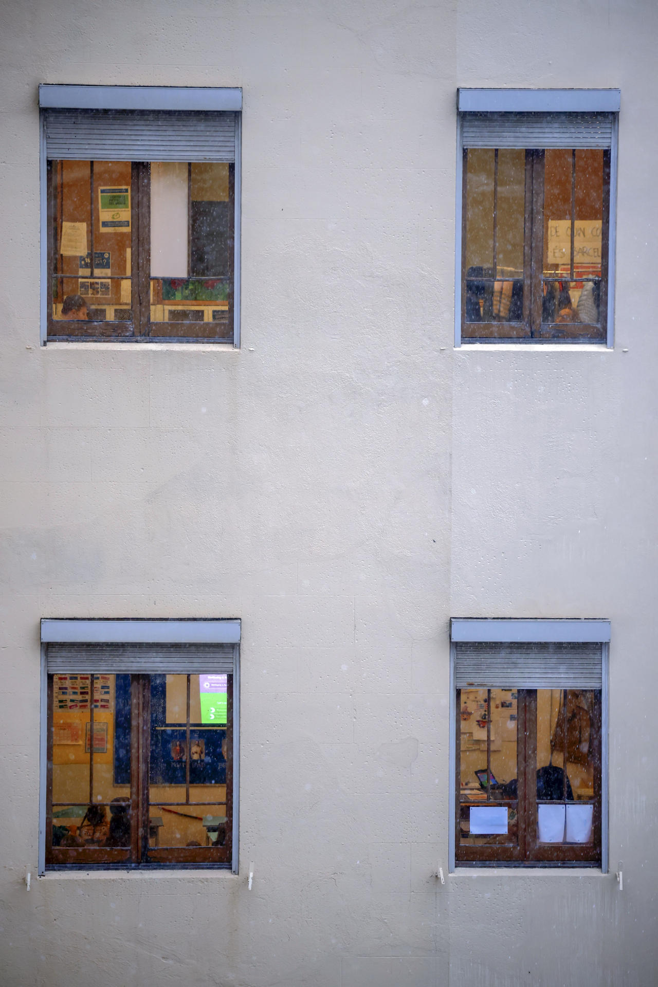 Vista de un colegio del centro de Barcelona este lunes cuando las comarcas de del Garraf y del Barcelonès, en Barcelona, están en aviso rojo de la Agencia Estatal de Meteorología (Aemet), y la Generalitat ha enviado una alerta a los teléfonos móviles por la llegada de lluvias continuadas y torrenciales. EFE/Alberto Estévez
