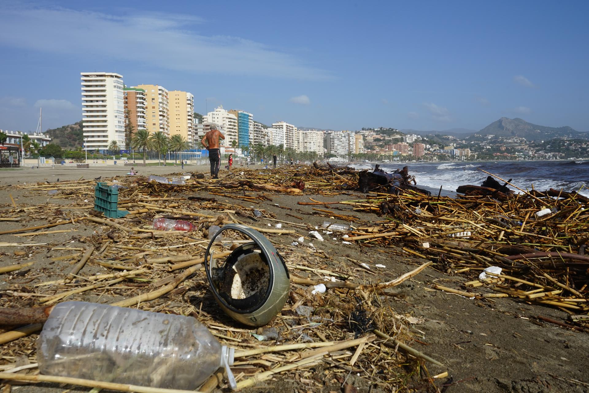 Aspecto de la Playa de la Malagueta este viernes que ha amanecido llena de basura, cañas y troncos tras el paso de la DANA que causó el miércoles fuertes inundaciones en Málaga capital y su provincia. EFE/María Alonso
