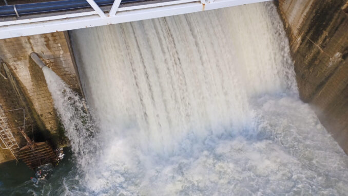 El embalse de Arcos de la Frontera (Cádiz), que está al cien por cien, desaguando en el río Guadalete, que está en alerta naranja por desbordamiento. EFE/Juan Ernesto García-Chicano
