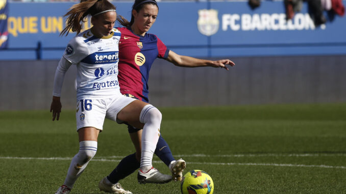 La centrocampista del FC Barcelona Aitana Bonmatí (d) lucha con la defensa del Costa Adeje Tenerife Clau Blanco (i) en el estadio Johan Cruyff de la localidad barcelonesa de Sant Joan Despí. EFE/Quique García
