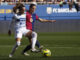 La centrocampista del FC Barcelona Aitana Bonmatí (d) lucha con la defensa del Costa Adeje Tenerife Clau Blanco (i) en el estadio Johan Cruyff de la localidad barcelonesa de Sant Joan Despí. EFE/Quique García