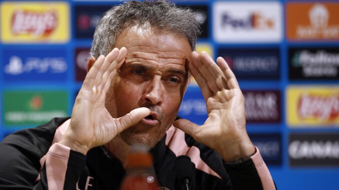 El español Luis Enrique Martínez, entrenador del PSG, durante la conferencia de prensa previa al partido de la Liga de Campeones contra el Atlético de Madrid EFE/EPA/YOAN VALAT
