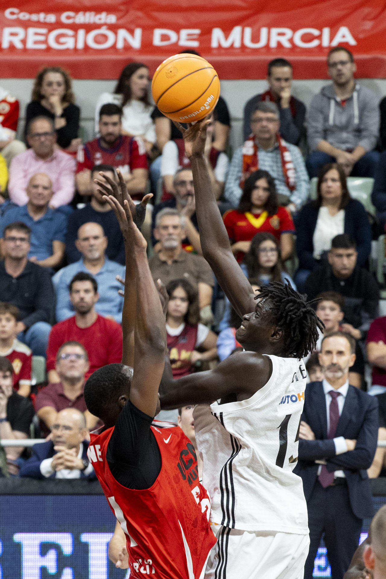 El pívot senegalés del Real Madrid Sidi Gueye (d) lanza a canasta ante la presión del pívot de UCAM Murcia Moussa Diagne (i), durante el partido de la sexta jornada de la liga Endesa jugado este domingo en el Palacio de los Deportes de Murcia. EFE/Marcial Guillén
