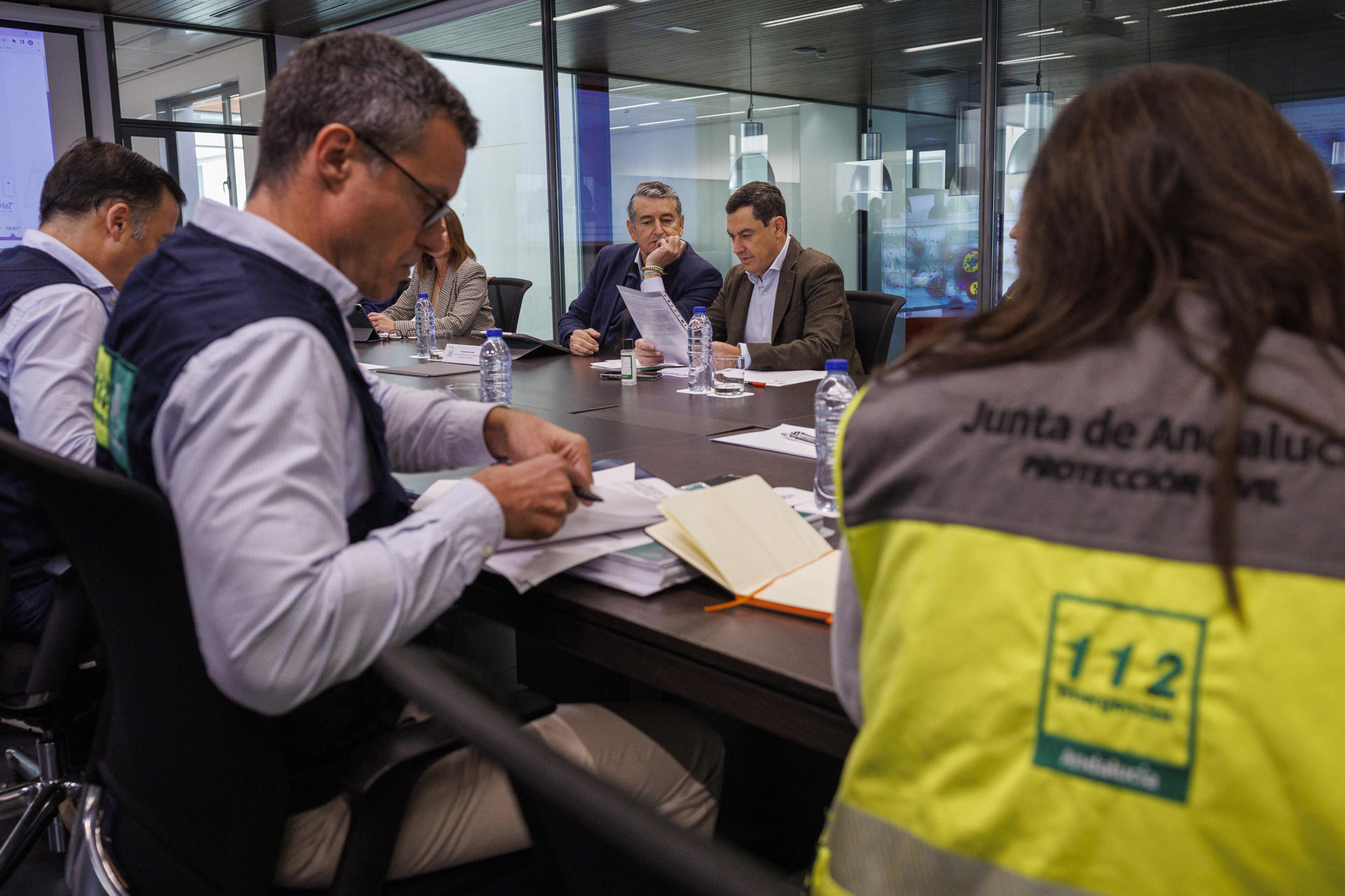 El presidente de la Junta de Andalucía, Juanma Moreno(c), junto al consejero de Presidencia, Interior, Diálogo Social y Simplificación Administrativa, Antonio Sanz, ha presidido este lunes una reunión de coordinación para evaluar el impacto de la DANA en Andalucía, en el Centro de Coordinación de Emergencias de Andalucía en Sevilla. EFE/ Julio Muñoz
