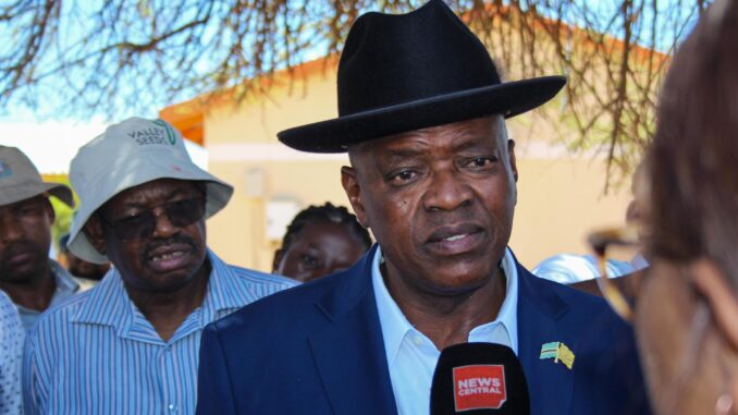 El presidente de Botsuana y candidato presidencial del Partido Democrático de Botsuana , Mokgweetsi Masisi (D), en el colegio electoral en la aldea de Moshupa, al oeste de Gaborone, Botsuana, el 30 de octubre de 2024. EFE/EPA/JOEL HONORE KOUAM
